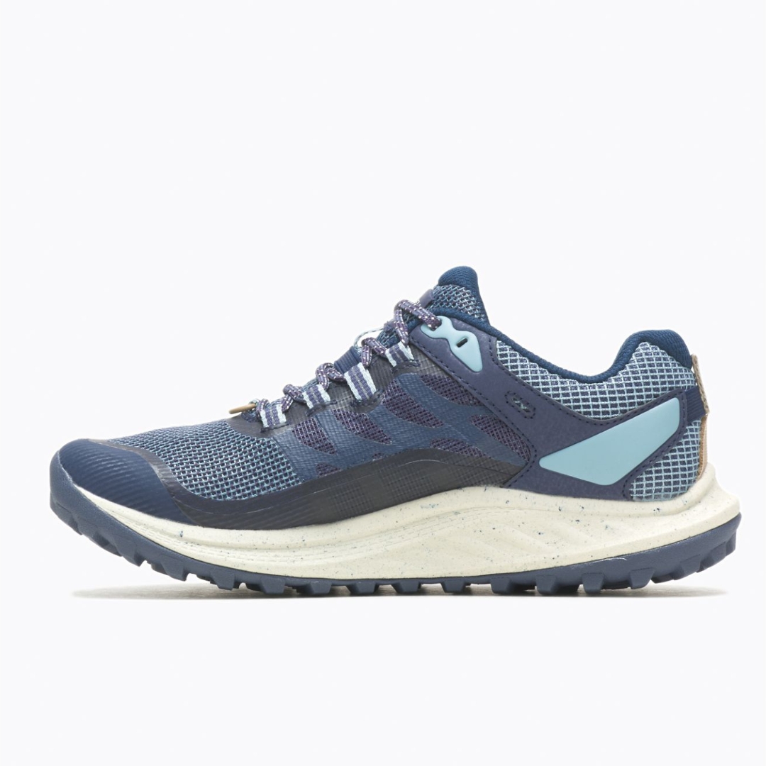 CHAUSSURE DE COURSE SUR SENTIER MERRELL ANTORA 3 POUR FEMME couleur sea vue de la chaussure droite de couleur bleu marine, bleu ciel et blanc de profil gauche