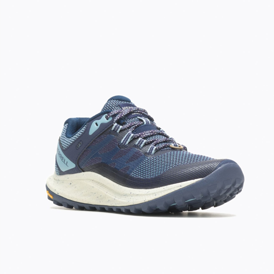 CHAUSSURE DE COURSE SUR SENTIER MERRELL ANTORA 3 POUR FEMME couleur sea vue de la chaussure droite de couleur bleu marine, bleu ciel et blanc de profil droit avant
