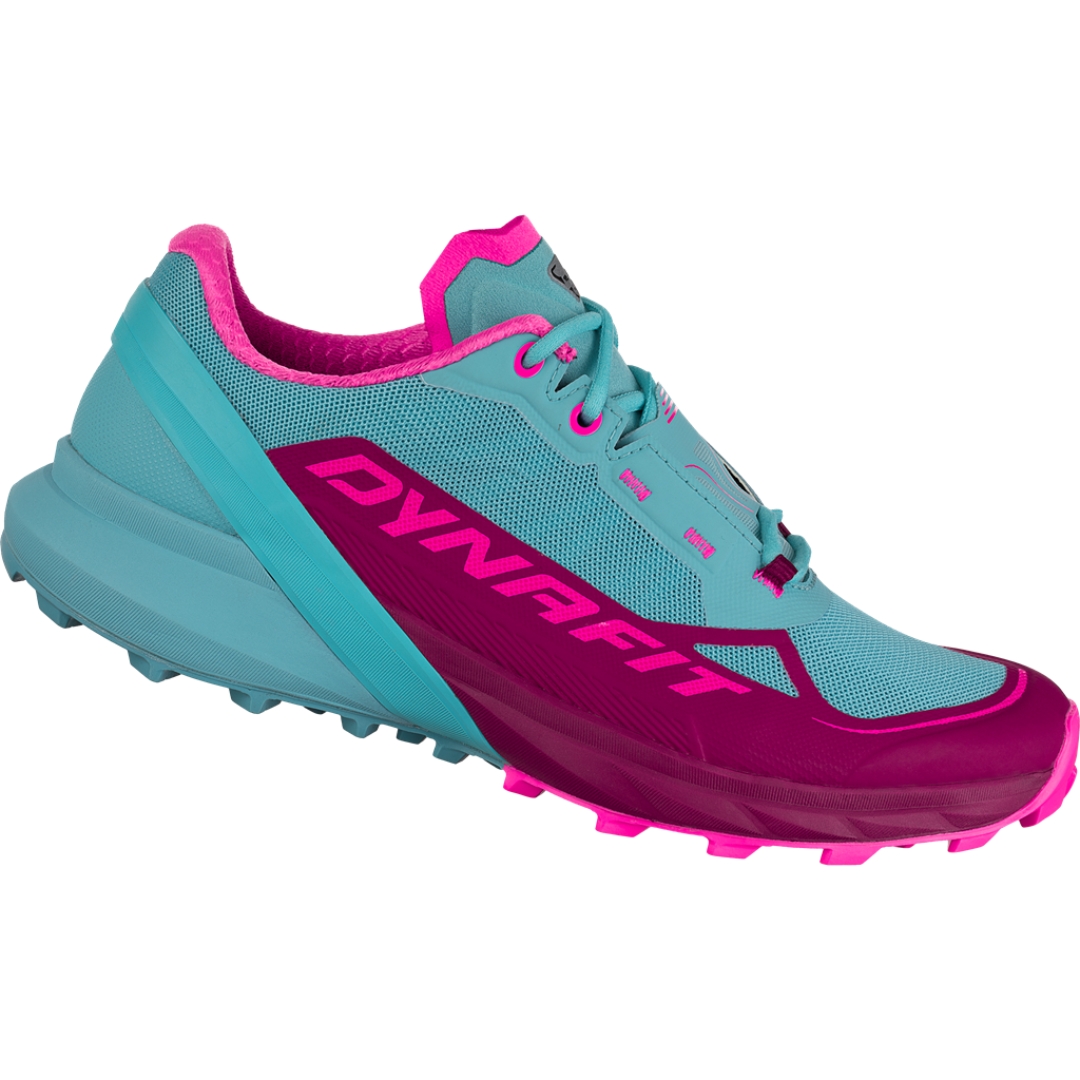 CHAUSSURE DE COURSE DYNAFIT ULTRA 50 POUR FEMME couleur beet red/ marine blue vue de la chaussure droite de couleur rose fuschia et bleue aqua de profil droit