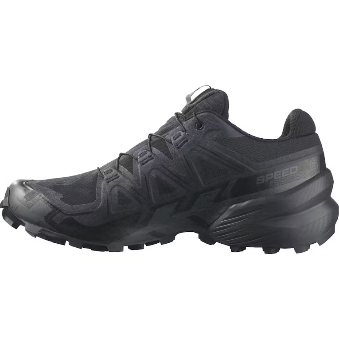 CHAUSSURE DE COURSE SUR SENTIER SALOMON SPEEDCROSS 6 GORE-TEX POUR HOMME COULEUR BLACK/BLACK/PHANTOM VU DE LA CHAUSSURE DROITE DE COULEUR NOIRE DE PROFIL GAUCHE