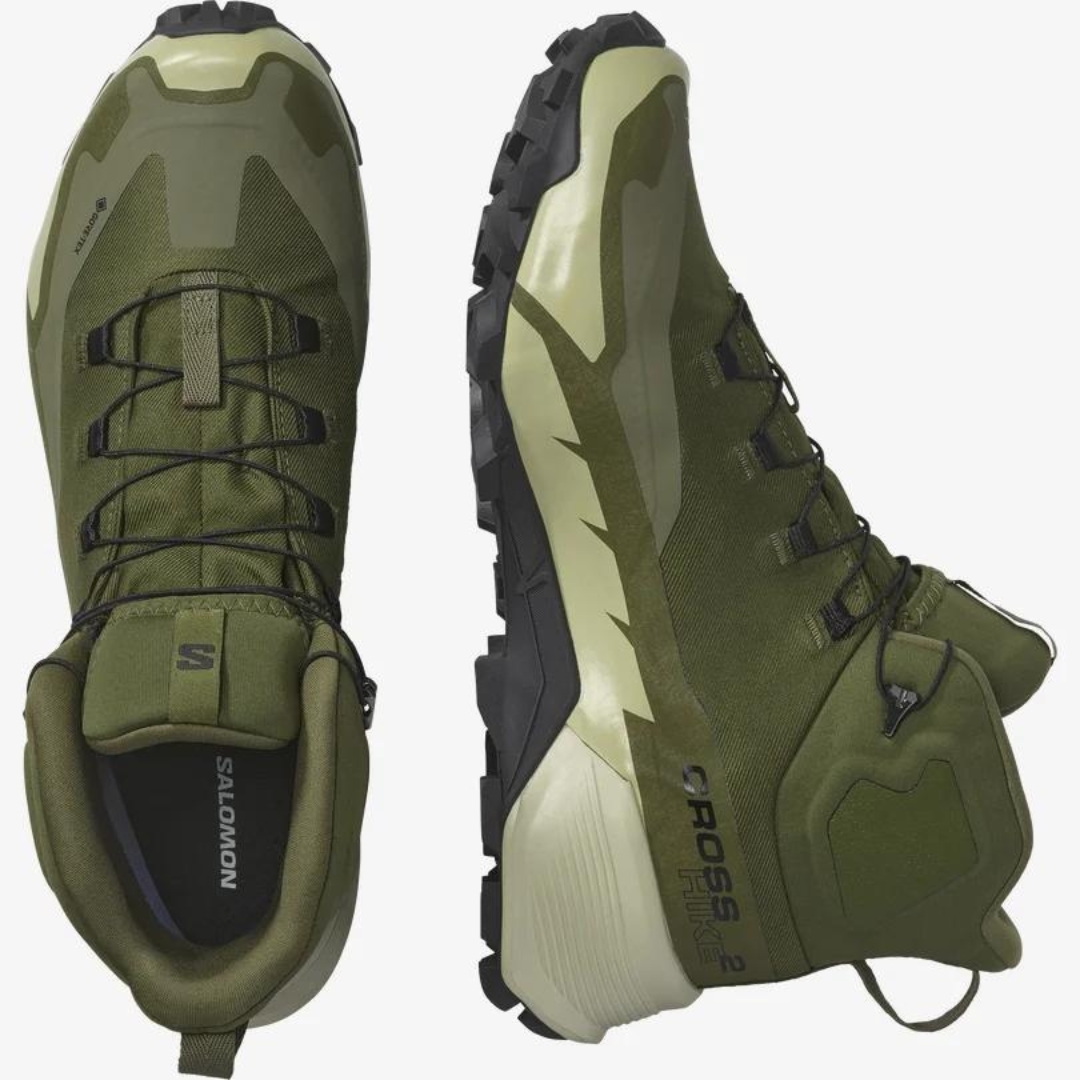 BOTTE DE RANDONNÉE SALOMON CROSS HIKE MID GORE-TEX 2 POUR HOMME couleur Olive Night / Moss Gray / Black vue des deux bottes de couleur vert olive et verte pale et noire une du dessus et l'autre du côté interne