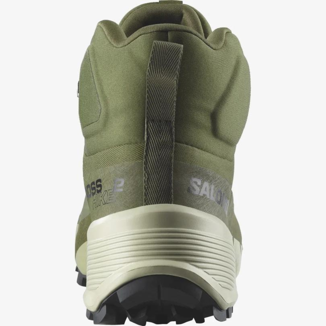 BOTTE DE RANDONNÉE SALOMON CROSS HIKE MID GORE-TEX 2 POUR HOMME couleur Olive Night / Moss Gray / Black vue de la botte droite de couleur vert olive et verte pale et noire de l'arrière