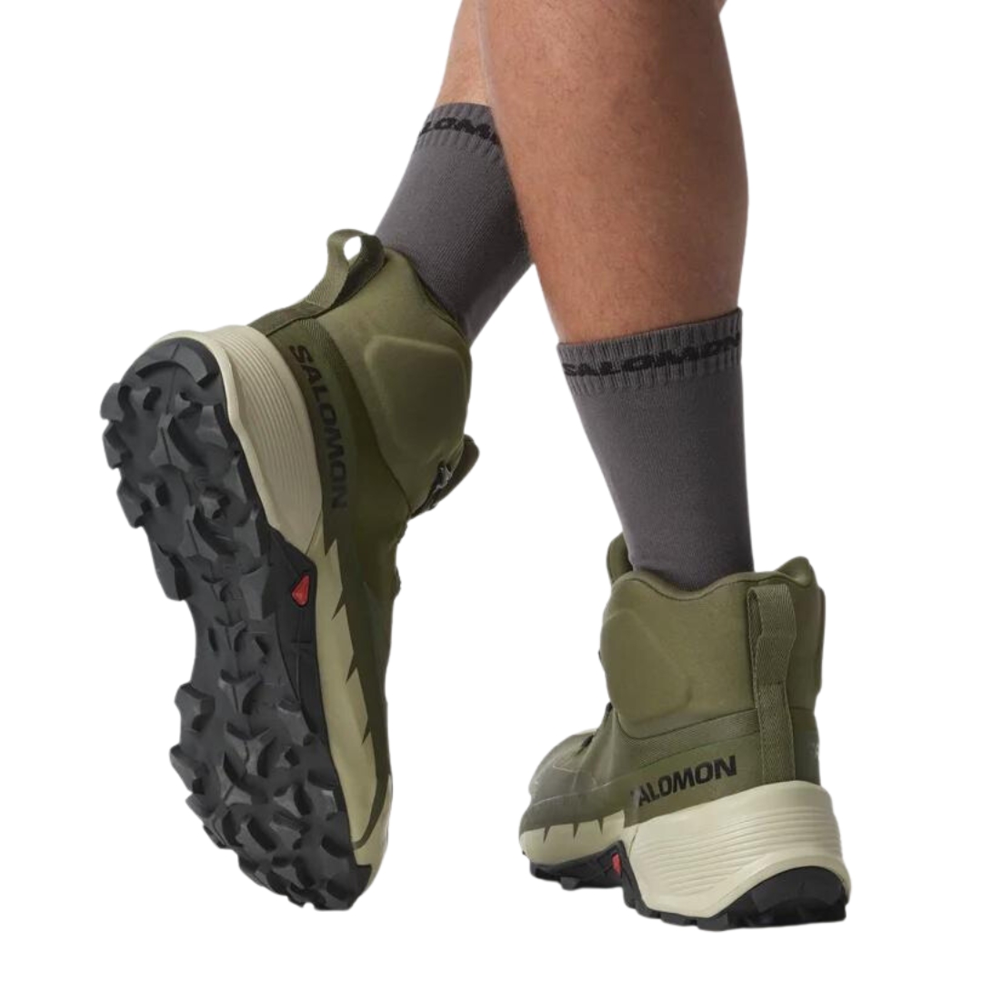 BOTTE DE RANDONNÉE SALOMON CROSS HIKE MID GORE-TEX 2 POUR HOMME couleur Olive Night / Moss Gray / Black vue des deux bottes de couleur vert olive et verte pale et noire de profil droit portées par un homme vue de l'arrière