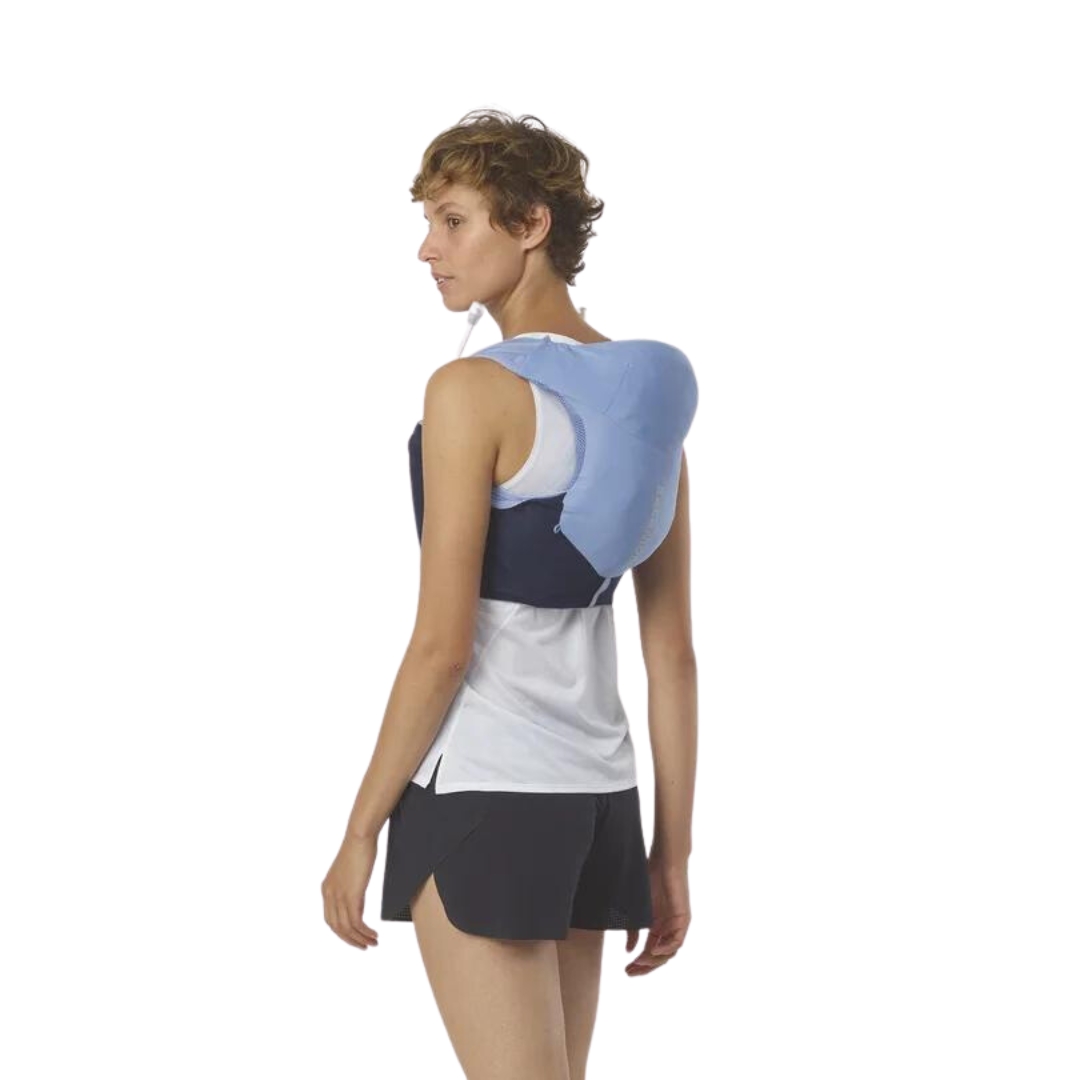 VESTE D'HYDRATATION SALOMON ADV SKIN 5 AVEC BOUTEILLES POUR FEMME couleur ENGLISH MANOR / Black Iris vue de face de la veste bleue marine pale et bleu marine foncé porté par une femme vue de dos