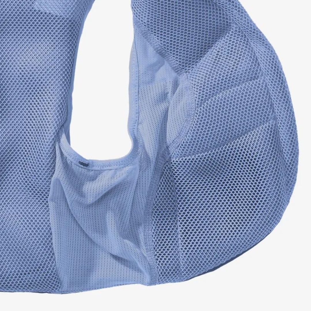 VESTE D'HYDRATATION SALOMON ADV SKIN 5 AVEC BOUTEILLES POUR FEMME couleur ENGLISH MANOR / Black Iris vue de la veste bleue marine pale et bleu marine foncé de l'intérieur