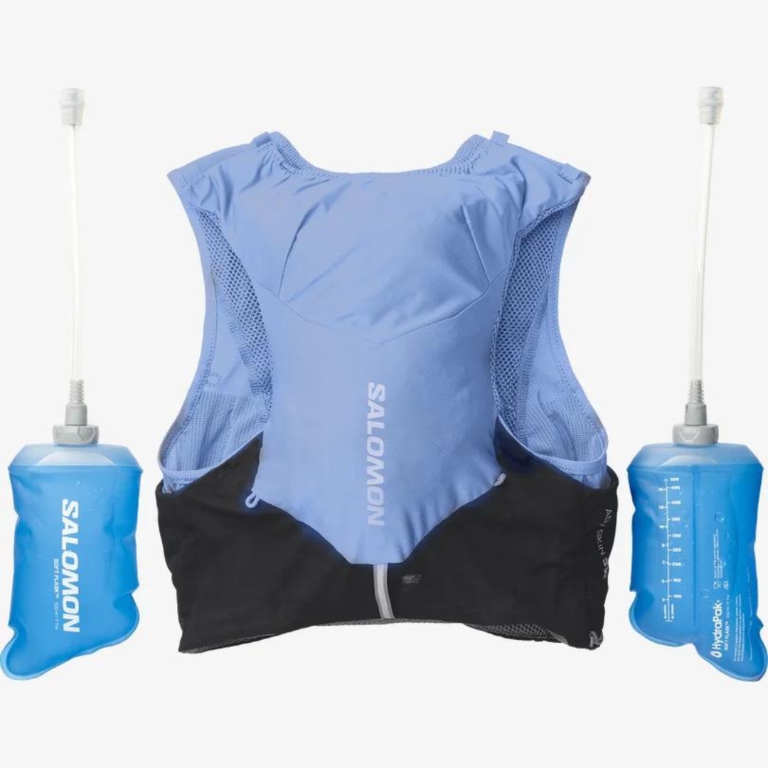 VESTE D'HYDRATATION SALOMON ADV SKIN 5 AVEC BOUTEILLES POUR FEMME couleur ENGLISH MANOR / Black Iris vue de dos de la veste bleue marine pale et bleu marine foncé avec les deux flask à côté