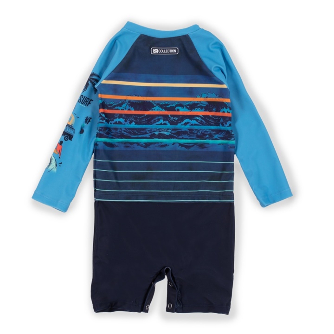 MAILLOT DERMOPROTECTEUR UNE-PIÈCE NANÖ POUR GARÇON COULEUR BLEU PALE VU DU MAILLOT BLEU PALE , MARINE À RAYURES JAUNES ET ORANGE DE DOS