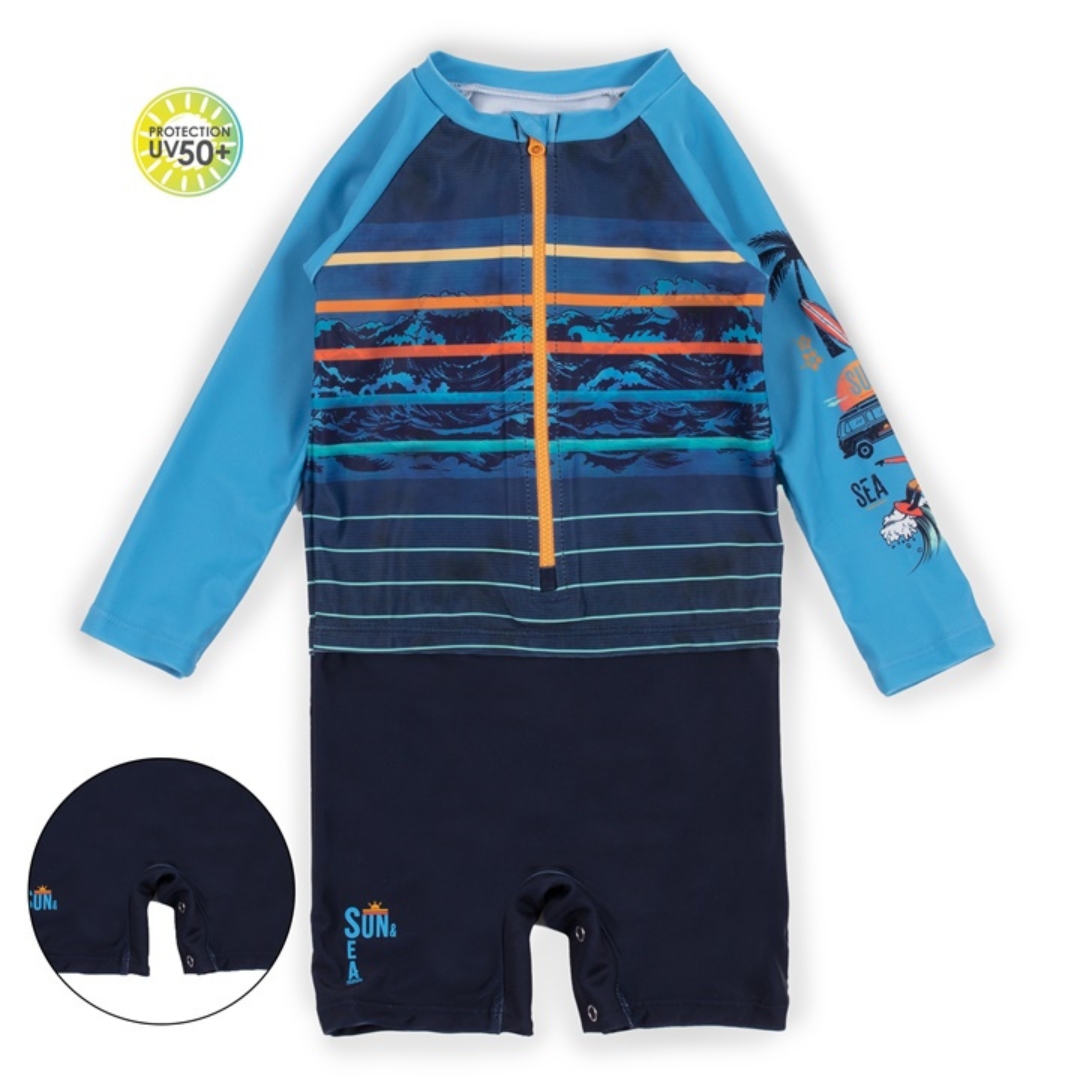 MAILLOT DERMOPROTECTEUR UNE-PIÈCE NANÖ POUR GARÇON COULEUR BLEU PALE VU DU MAILLOT BLEU PALE , MARINE À RAYURES JAUNES ET ORANGE DE FACE