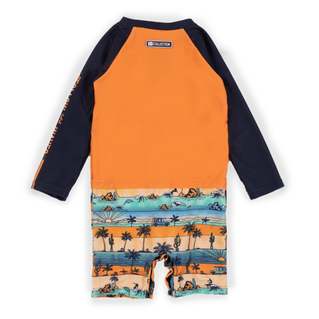 MAILLOT DERMOPROTECTEUR UNE-PIÈCE À MANCHES LONGUES NANÖ POUR GARÇON (2 À 4) couleur jaune vu du maillot jaune orange, marine et bleu à motif bord de mer vu de dos