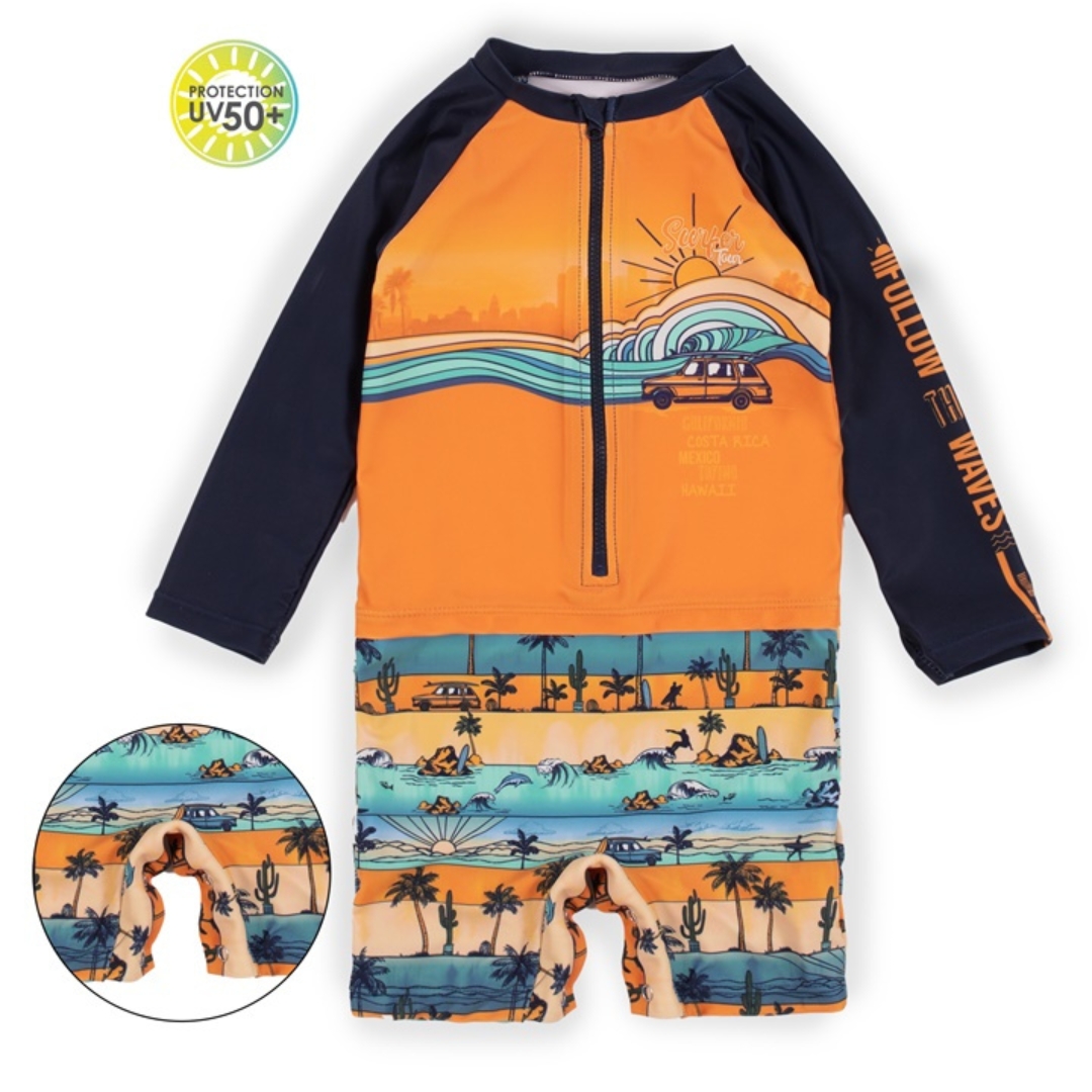 MAILLOT DERMOPROTECTEUR UNE-PIÈCE À MANCHES LONGUES NANÖ POUR  GARÇON (2 À 4) couleur jaune vu du maillot jaune orange, marine et bleu à motif bord de mer vu de face