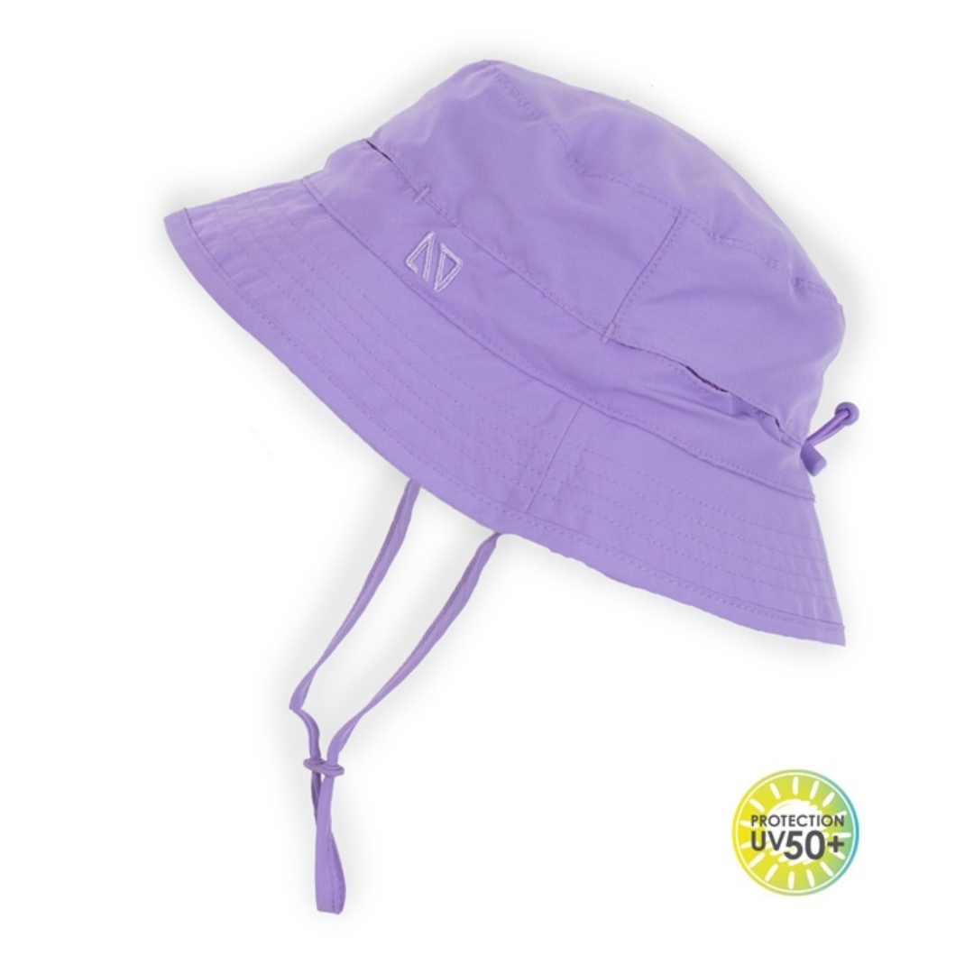 CHAPEAU UV NANÖ POUR BÉBÉ ET ENFANT COULEUR LILAS VU DU CHAPEAU LILAS À CORDON DE PROFIL