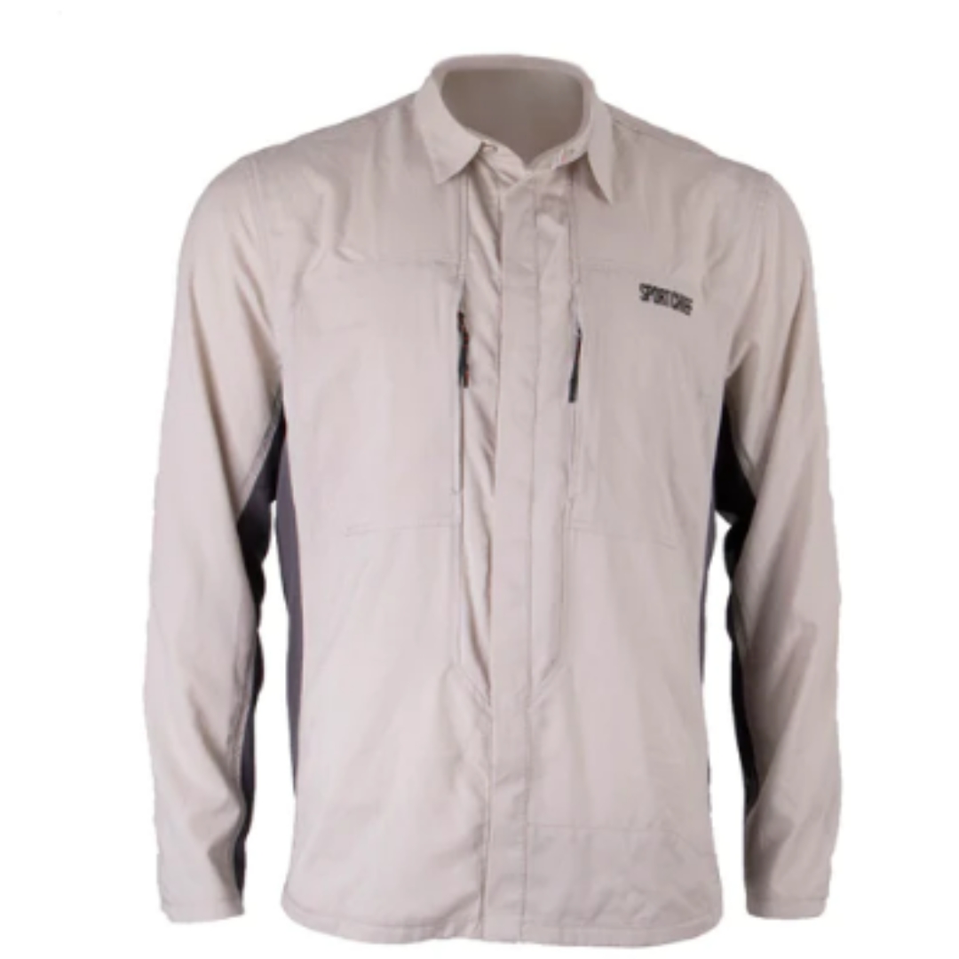 Découvrez la chemise Portage de Sportchief pour homme manches longues couleur beige. Avec son tissu léger, cette chemise est parfaite pour l'été. Ses deux poches zippées offrent un espace idéal pour ranger votre permis de pêche ou votre téléphone, tandis que le chamois intégré à la couture de la fermeture éclair prend soin de vos lunettes de soleil. Son dos en filet vous garde au frais. Écriture Sportchief noir en haut à droite.