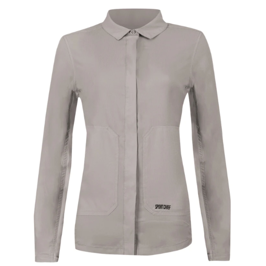 Découvrez la chemise Lobelia pour femme manches longues de Sportchief couleur beige . Avec son tissu léger, cette chemise est parfaite pour l'été. Ses deux poches zippées offrent un espace idéal pour ranger votre permis de pêche ou votre téléphone, tandis que le chamois intégré à la couture de la fermeture éclair prend soin de vos lunettes de soleil. Son dos en filet vous garde au frais. Écriture Sportchef au bas de la chemise à gauche.