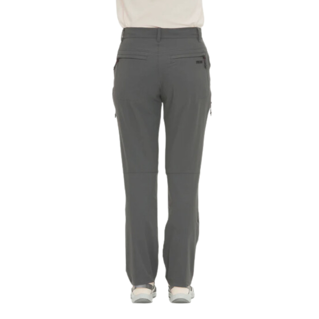 Le pantalon "Lily" de Sportchief est conçu avec un tissu extensible et résistant, muni d’un facteur de protection 40 contre les rayons UV DE COULEUR GRIS. L’aspect pratique est mis de l’avant grâce à quatre poches et des boutons qui permettent de rouler le pantalon pour les journées où la chaleur nous surprend. Les genoux pré-courbés et les coutures renforcées aux endroits stratégiques.