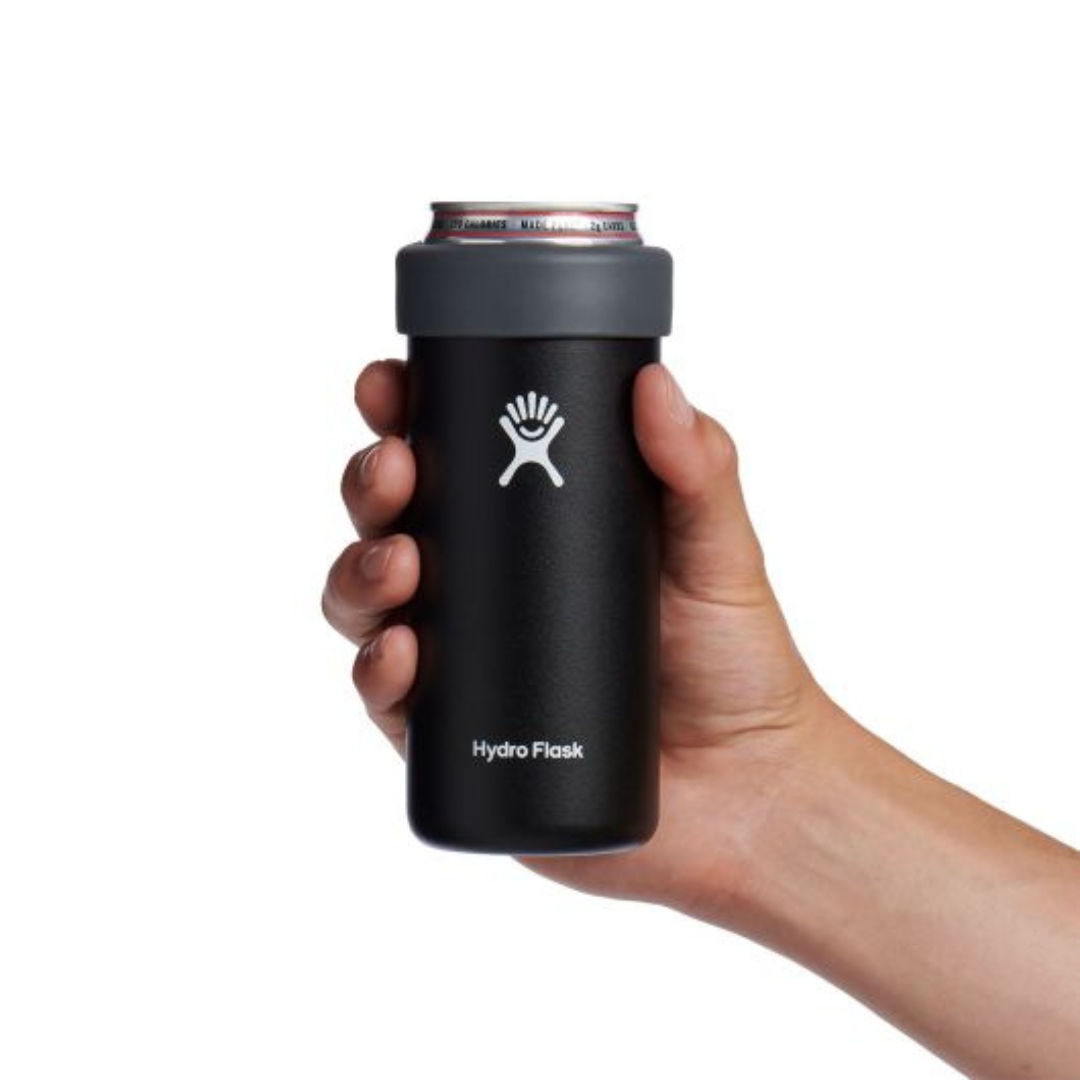 PROTECTION ISOLANTE HYDRO FLASK COOLER CUP SLIM 12 OZ couleur black tenu par une personne avec une cannette dans la protection