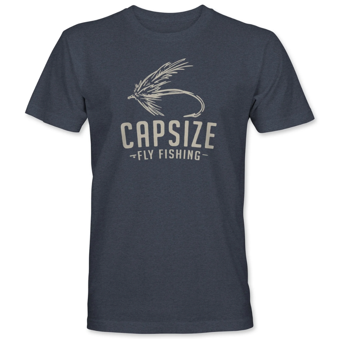 UNE NOUVEAUTÉ DANS NOTRE COLLECTION ÉTÉ/AUTOMNE 2023, LE T-SHIRT CAPSIZE MOUCHE ORIGINAL COULEUR NAVY AFFICHE FIÈREMENT LA MOUCHE ET LE LOGO SIGNATURE DE CAPSIZE. FAIT D'UNE SÉRIGRAPHIE DE PREMIÈRE QUALITÉ, CE T-SHIRT SERA PLAIRE À TOUS AVEC SA COUPE UNISEXE ET MODERNE.FAIT D'UN MATÉRIEL DE 50% COTTON ET 50% POLYESTER PEIGNÉ ET FILÉ À L'ANNEAU.