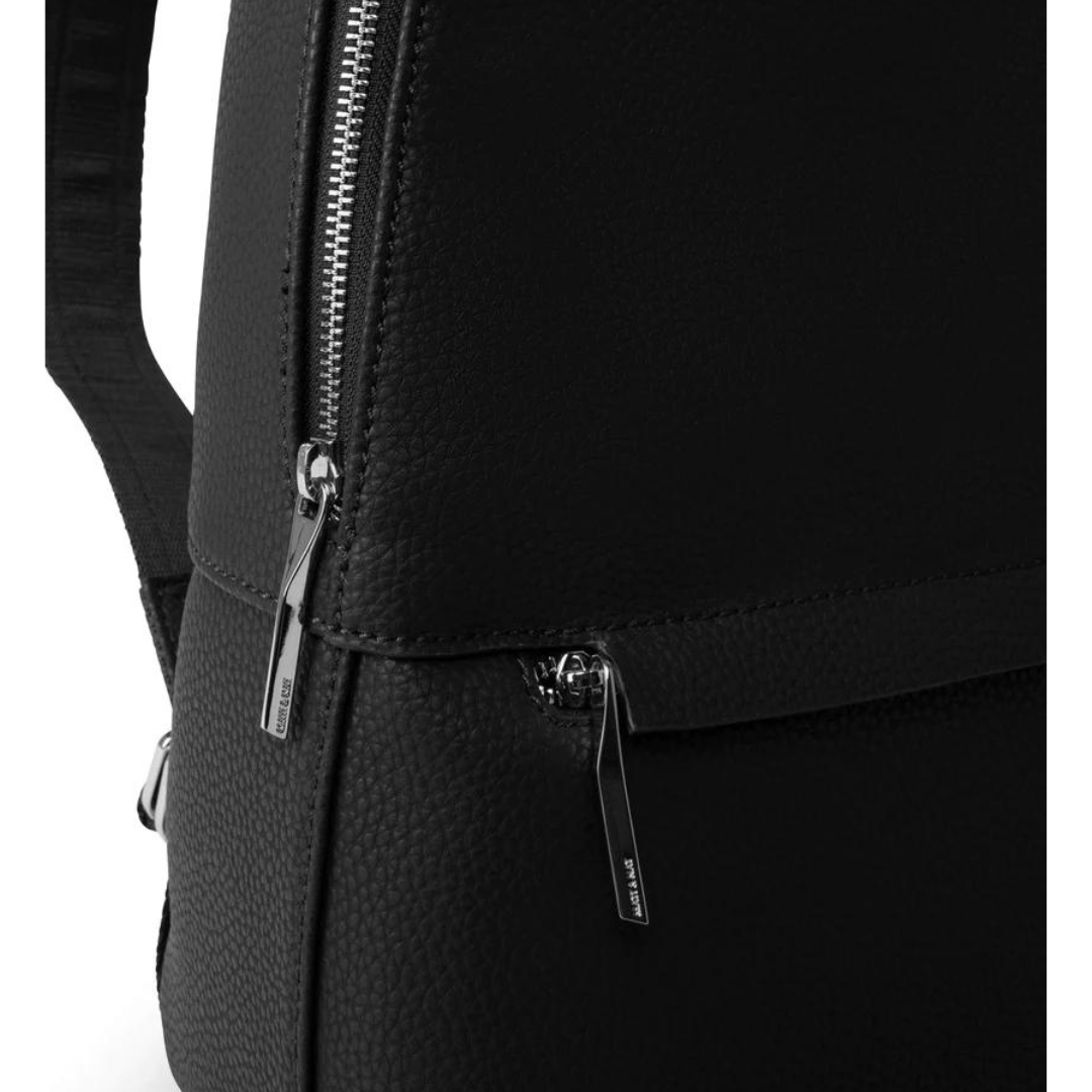 SAC À DOS MATT & NAT ELISE PURITY couleur black vu du sac noir en gros plan sur les détails