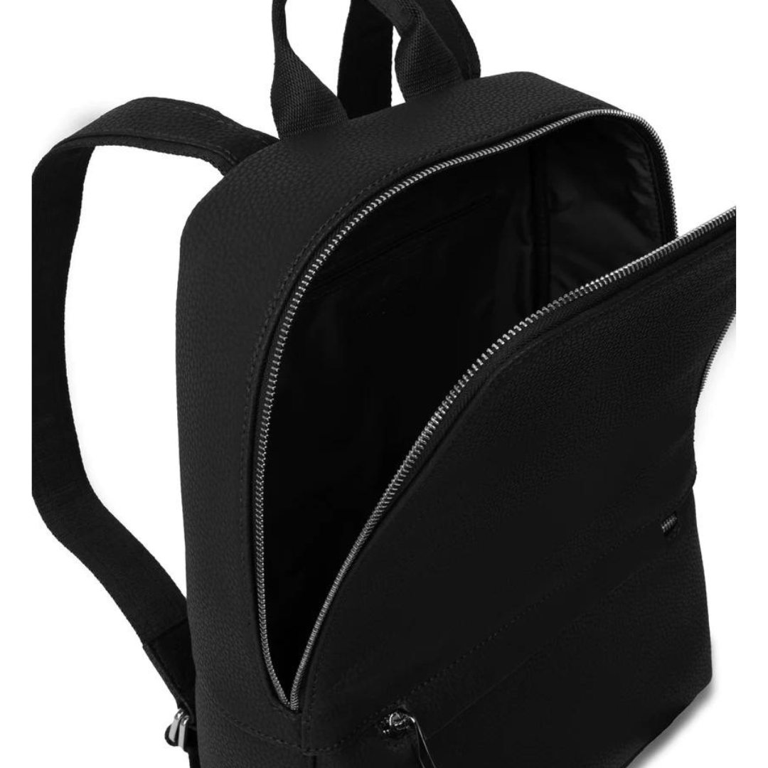SAC À DOS MATT & NAT ELISE PURITY couleur black vu du sac noir de profil avant droit du dessus avec compartiment principal ouvert