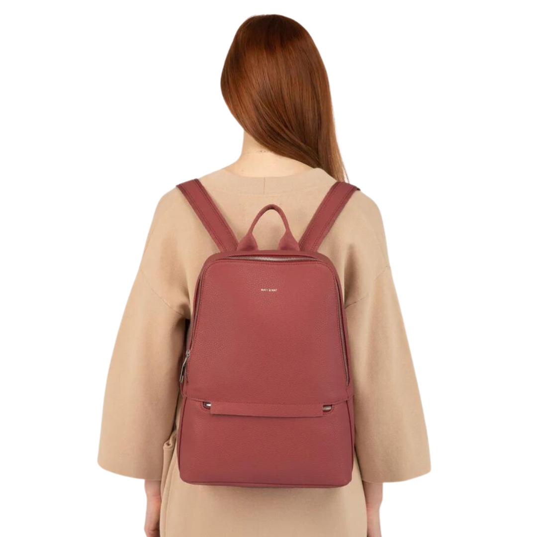 SAC À DOS MATT & NAT ELISE PURITY porté par une femme vue de dos