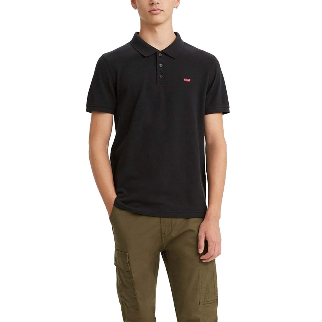 POLO MANCHES COURTES LEVI'S HOUSEMARK POLO POUR HOMME couleur 0007-MINERAL BLACK vu du polo noir porté par un homme de face