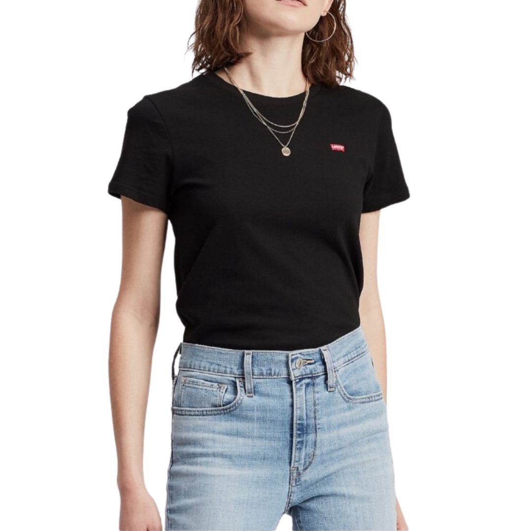 CHANDAIL À MANCHES COURTES LEVI'S PERFECT TEE POUR FEMME couleur 045-mineral black vu du chandail noir porté par une femme vue de face