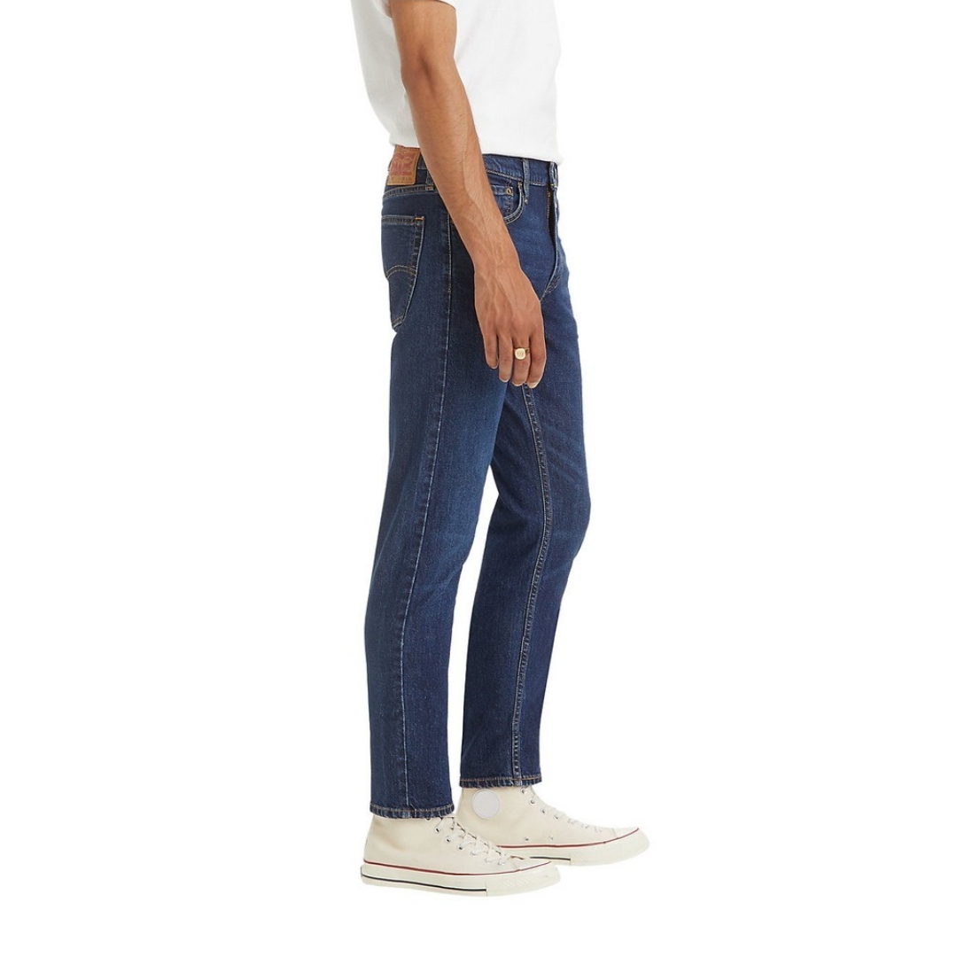 JEAN LEVI'S 510 SKINNY POUR HOMME couleur 1270 RELEASE THE KRAKEN ADV vu du jean long bleu foncé porté par un homme vu de profil