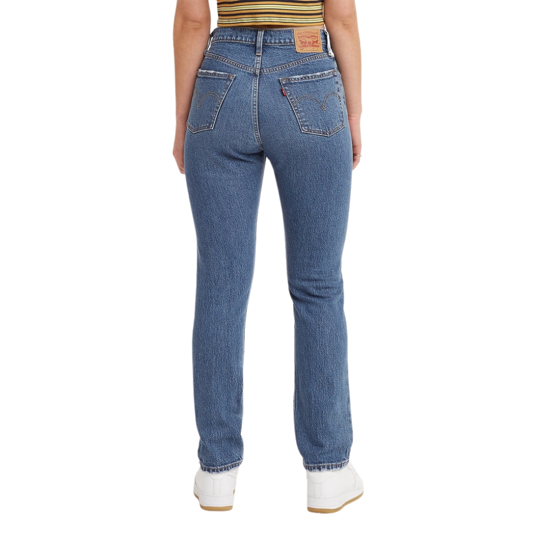 JEAN LEVI'S 501 ORIGINAL POUR FEMME couleur 0396 SALSA IN SEQUENCE vu du jean bleu moyen porté par une femme vue de dos