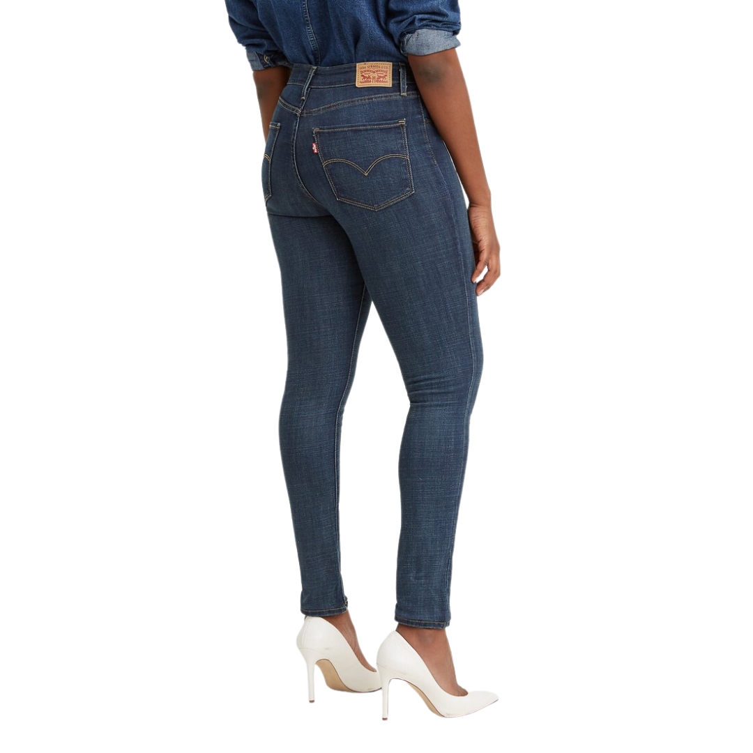 JEAN LEVI'S 721 HIGH RISE SKINNY POUR FEMME couleur 0047 BLUE STORY vu du jean bleu foncé délavé porté par une femme vue de profil arrière droit