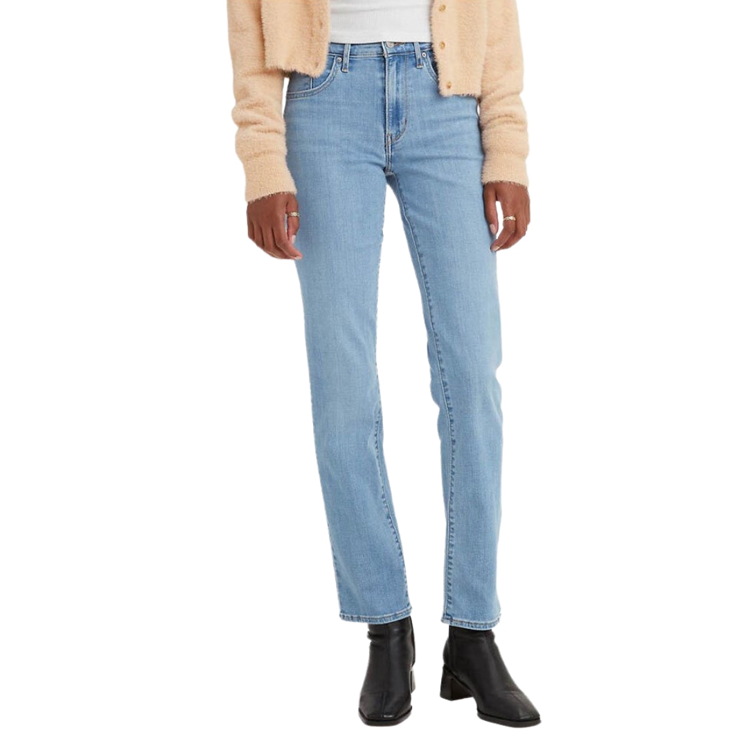JEANS LEVI'S 724 HIGH RISE STRAIGHT POUR FEMME couleur 0182-Z1534 MEDIUM INDIGO WORN IN vu du jean bleu pale porté par une femme vue de face