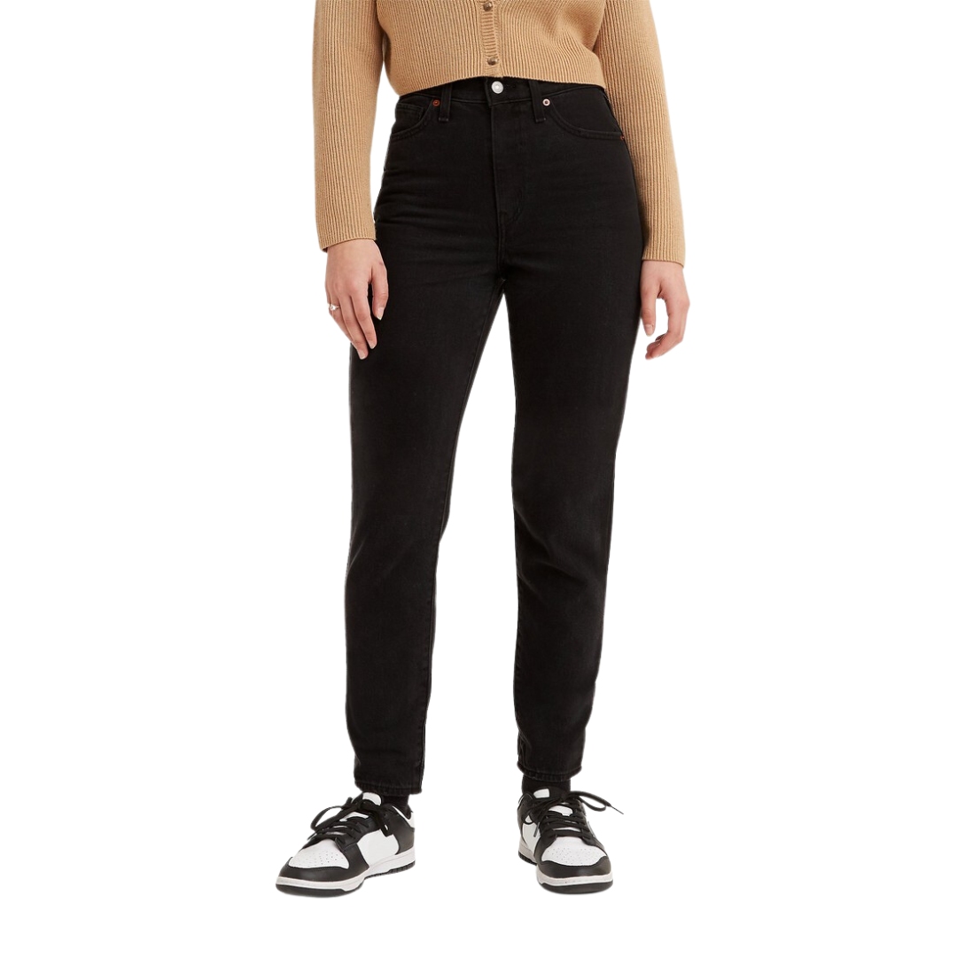 JEAN LEVI'S HIGH WAISTED MOM POUR FEMME couleur 0006-FLASH BLACK vu du jean noir porté par une femme vue de face