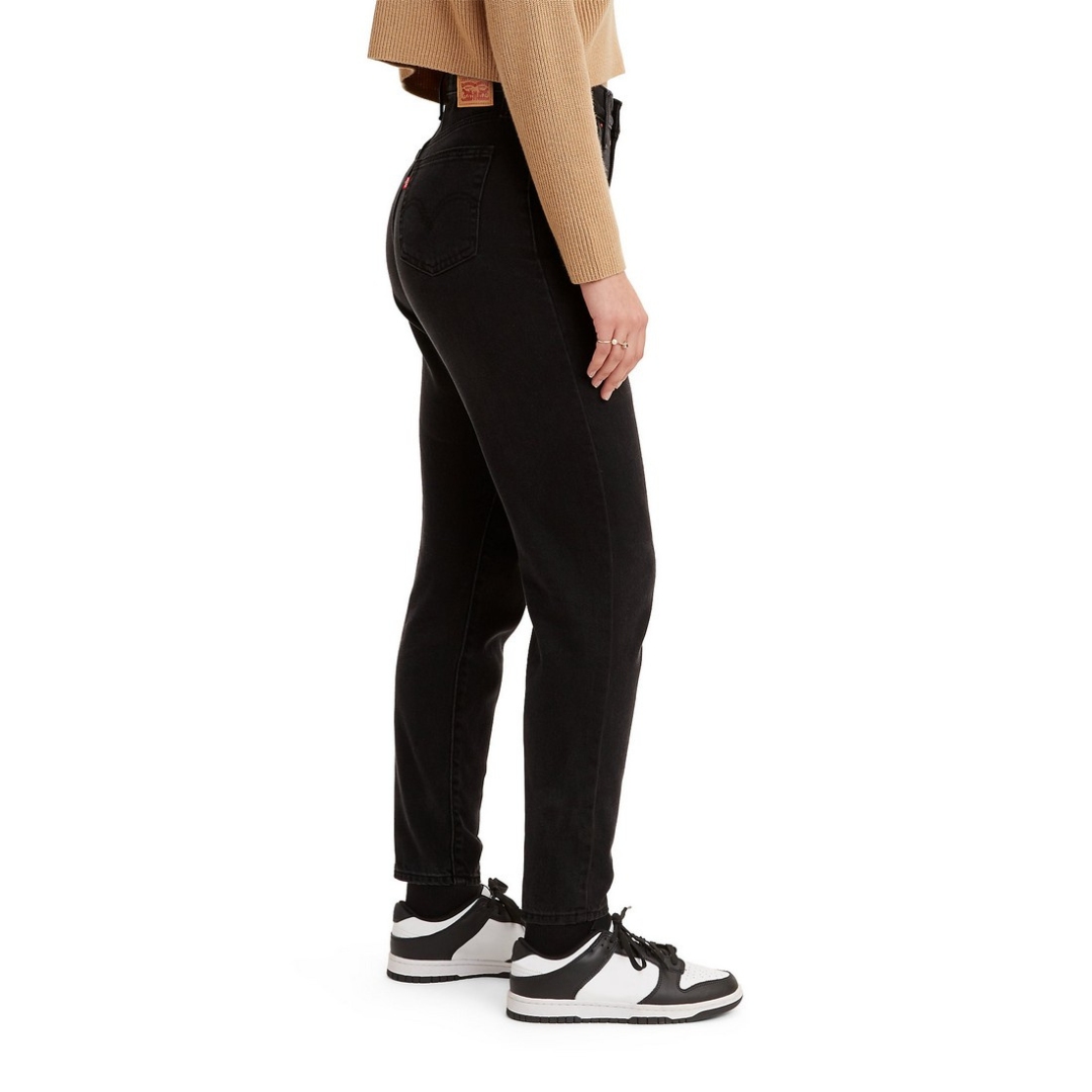 JEAN LEVI'S HIGH WAISTED MOM POUR FEMME couleur 0006-FLASH BLACK vu du jean noir porté par une femme vue de profil droit