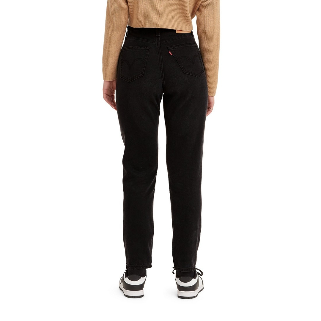 JEAN LEVI'S HIGH WAISTED MOM POUR FEMME couleur 0006-FLASH BLACK vu du jean noir porté par une femme vue de dos