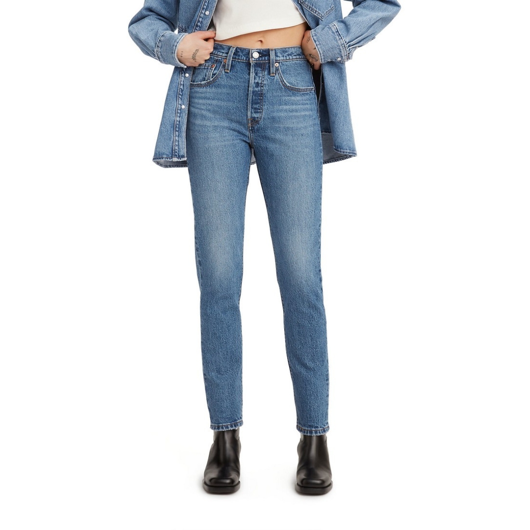 JEAN LEVI'S 501 SKINNY POUR FEMME couleur 0228-BLUE ITS TRUE vu du jean bleu moyen délavé porté par une femme vue de face