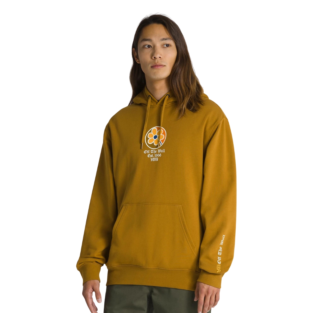 CHANDAIL À CAPUCHON VANS SCRIPT PULLOVER POUR HOMME couleur 1M7-FATAL FLORAL GOLDEN BROWN vu du chandail à manches longues jaune ocre porté par un homme vu de face de la tête aux cuisses