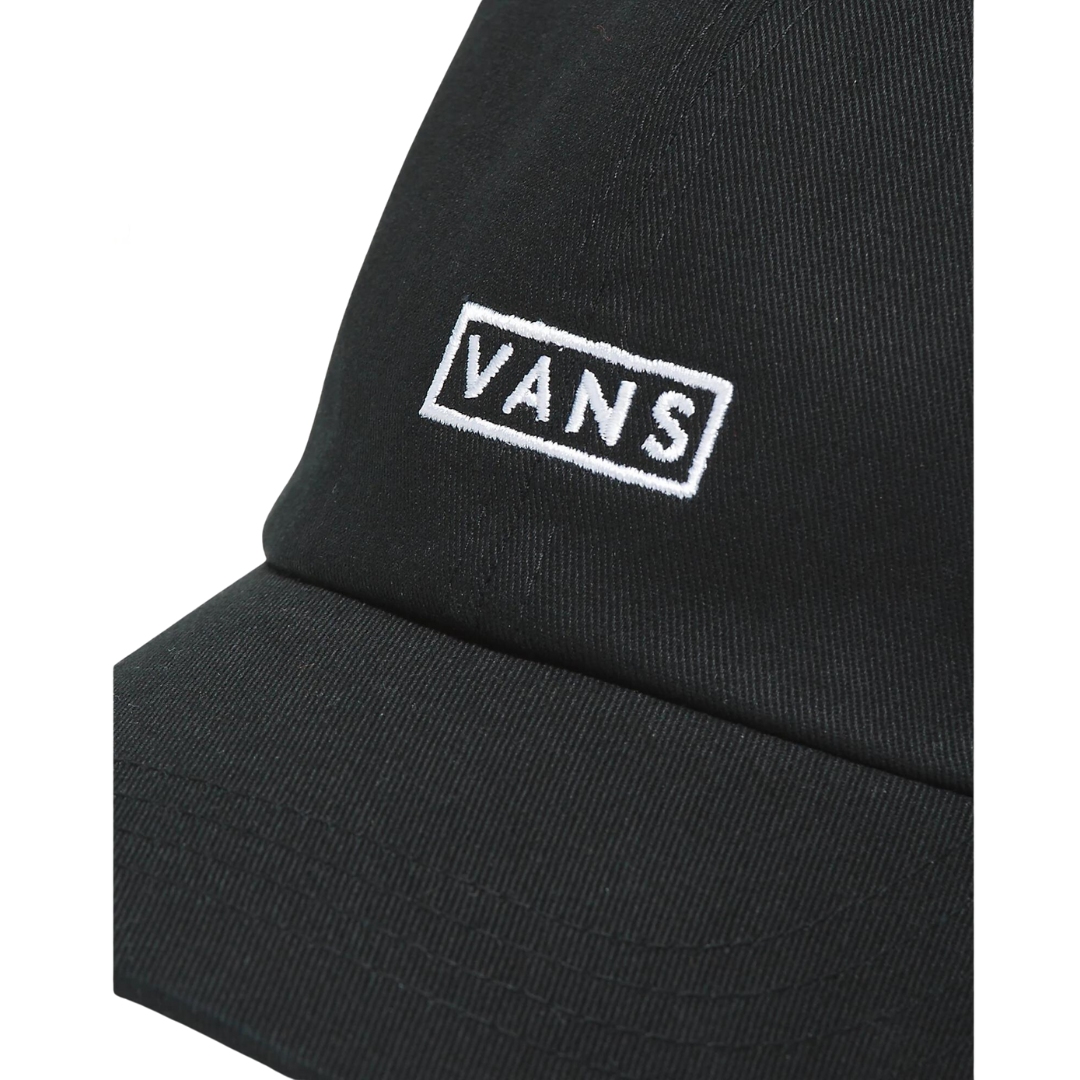 CASQUETTE VANS CURVED BILL JOCKEY POUR ADULTE couleur BLK-BLACK vue de la casquette noire à broderie blanche gros plan sur cette broderie