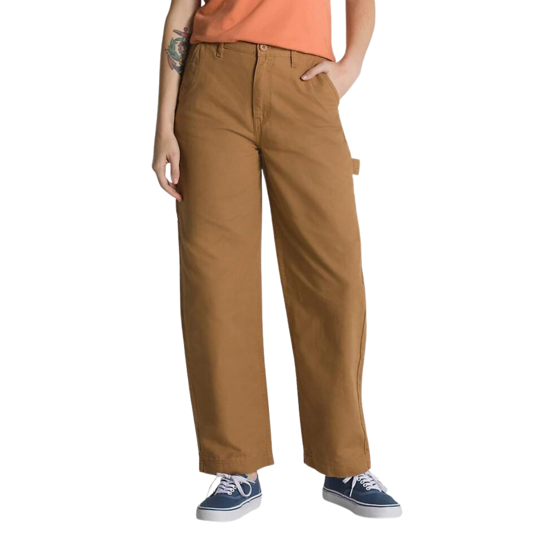 PANTALON LONG VANS GROUND WORK PANT POUR FEMME COULEUR TBN-TOBACCO BROWN VU DU PANTALON BRUN SABLE PORTÉ PAR UNE FEMME VUE DE LA TAILLE AUX PIEDS DE FACE