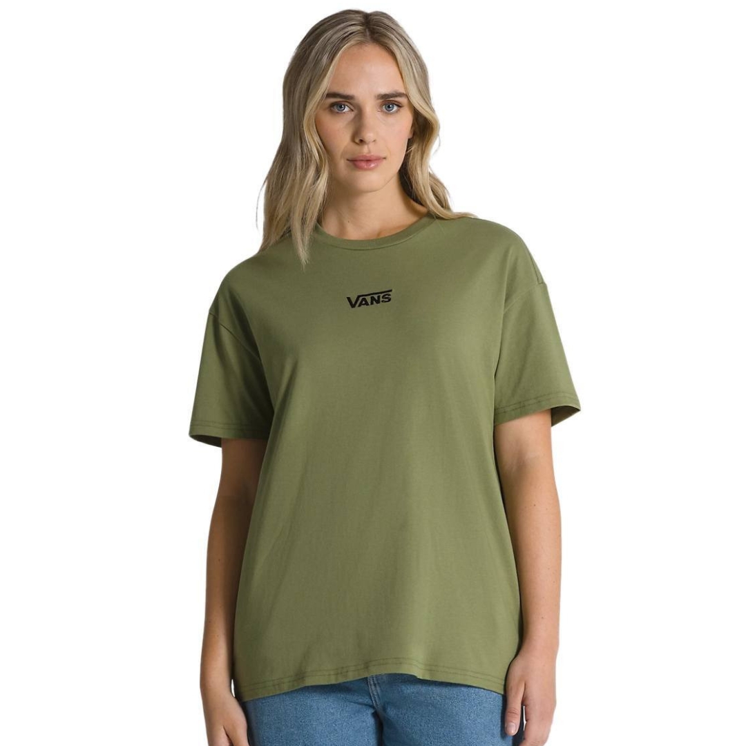 T-SHIRT VANS FLYING OVERSIZED POUR FEMME COULEUR ZBF-LODEN GREEN VU DU CHANDAIL MANCHES COURTES VERT ARMÉ À BRODERIE NOIRE PORTÉ PAR UNE FEMME VUE DE LA TÊTE AUX CUISSES DE FACE