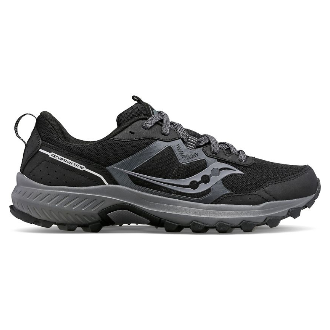 CHAUSSURE DE COURSE SAUCONY EXCURSION TR16 POUR HOMME couleur black/charcoal vu du soulier de couleur noir et détails gris pale et foncé vue de profil droit