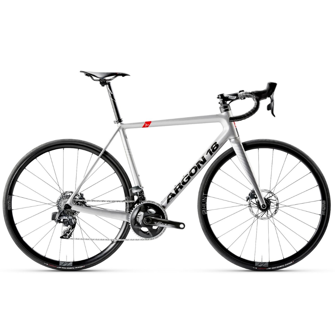 VÉLO DE ROUTE ARGON 18 GALLIUM CS DISC RIVAL AXS couleur SILVER/BLACK vu du vélo argent avec lettrage et détails noirs vu de profil droit