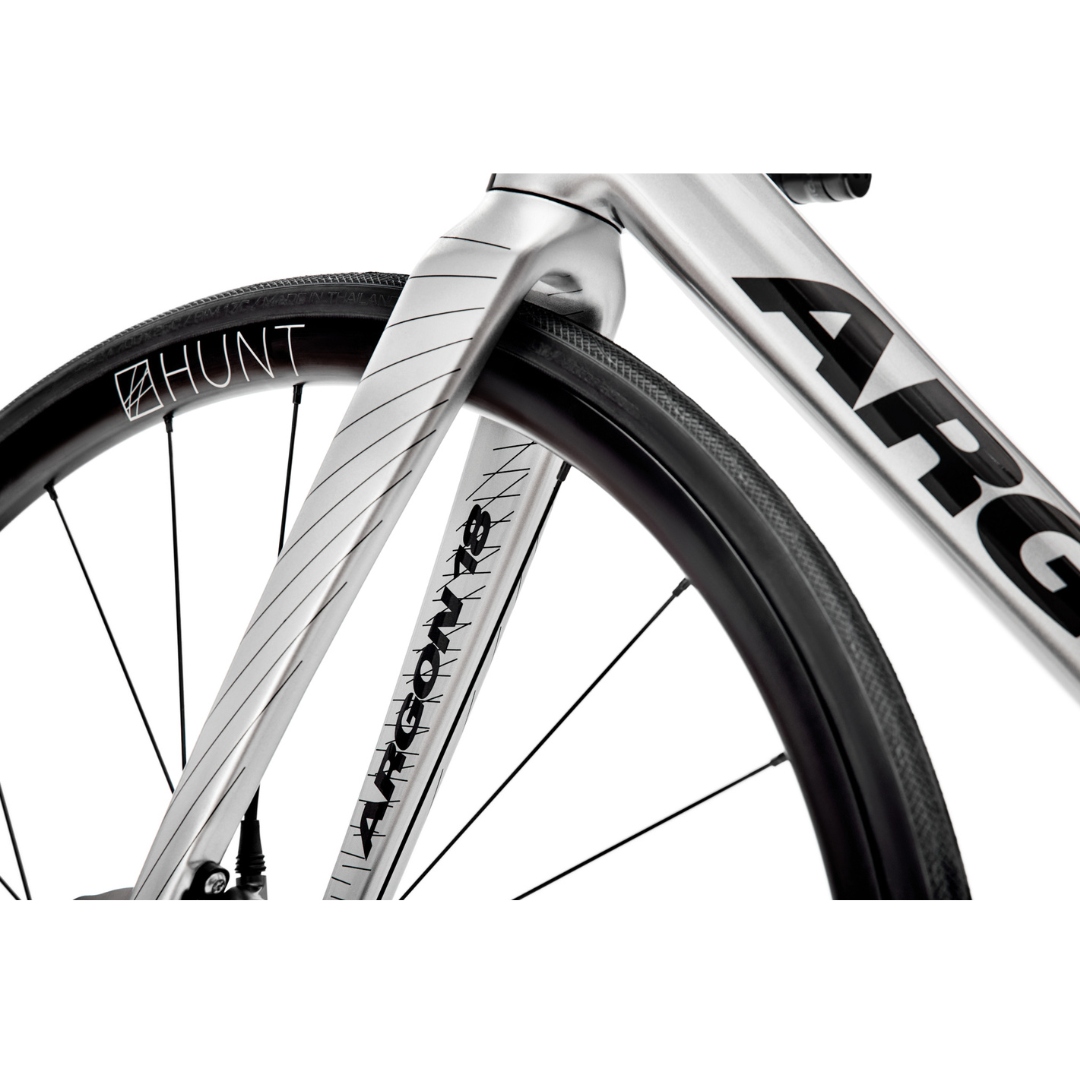 VÉLO DE ROUTE ARGON 18 GALLIUM CS DISC RIVAL AXS couleur SILVER/BLACK vu du vélo argent avec lettrage et détails noirs gros plan sur la fourche avant