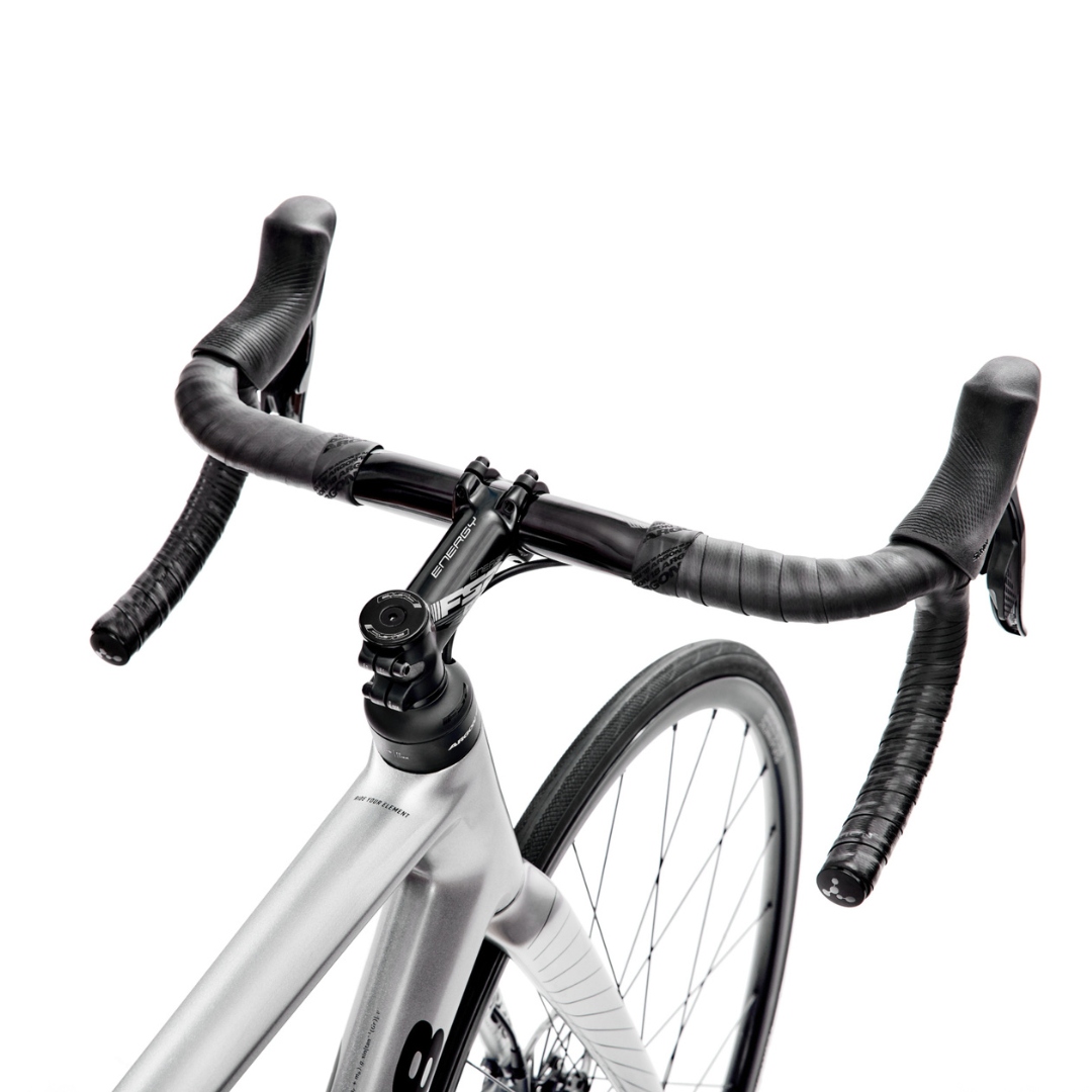 VÉLO DE ROUTE ARGON 18 GALLIUM CS DISC RIVAL AXS couleur SILVER/BLACK vu du vélo argent avec lettrage et détails noirs gros plan sur le dessus du guidon