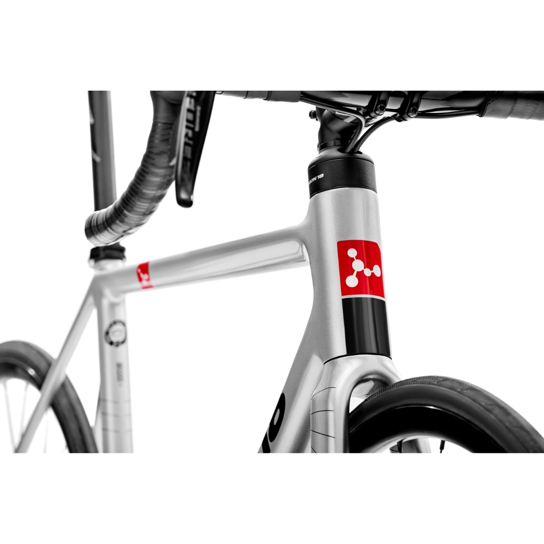 VÉLO DE ROUTE ARGON 18 GALLIUM CS DISC RIVAL AXS couleur SILVER/BLACK vu du vélo argent avec lettrage et détails noirs de face gros plans sur le haut du cadre