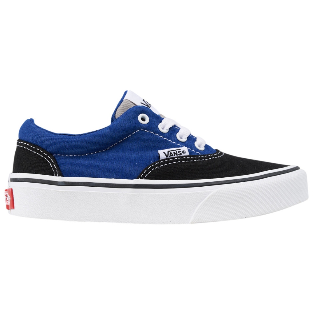 CHAUSSURE URBAINE VANS DOHENY POUR JUNIOR couleur AMQ-TRUE BLUE/WHITE vu de la chaussure droite de couleur bleue royale, noire et blanche de profil droit