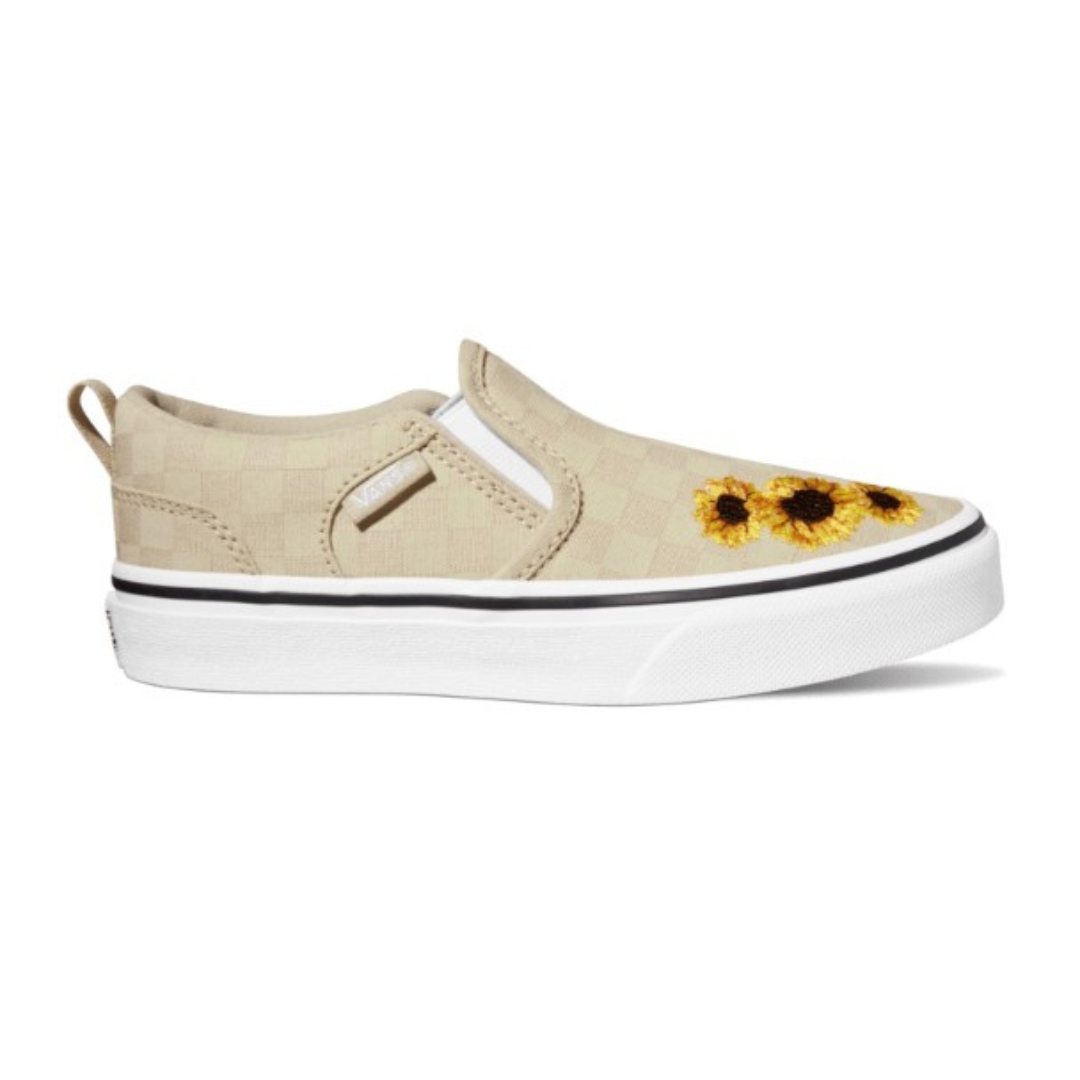 CHAUSSURE URBAINE VANS ASHER SLIP-ON POUR JUNIOR COULEUR TUP-TAUPE VUE DE LA CHAUSSURE DROITE CORPS BEIGE SABLE AVEC FLEUR DE TOURNESOL BRODÉE SUR LA POINTE VU DE LA CHAUSSURE DROITE DE PROFIL DROIT