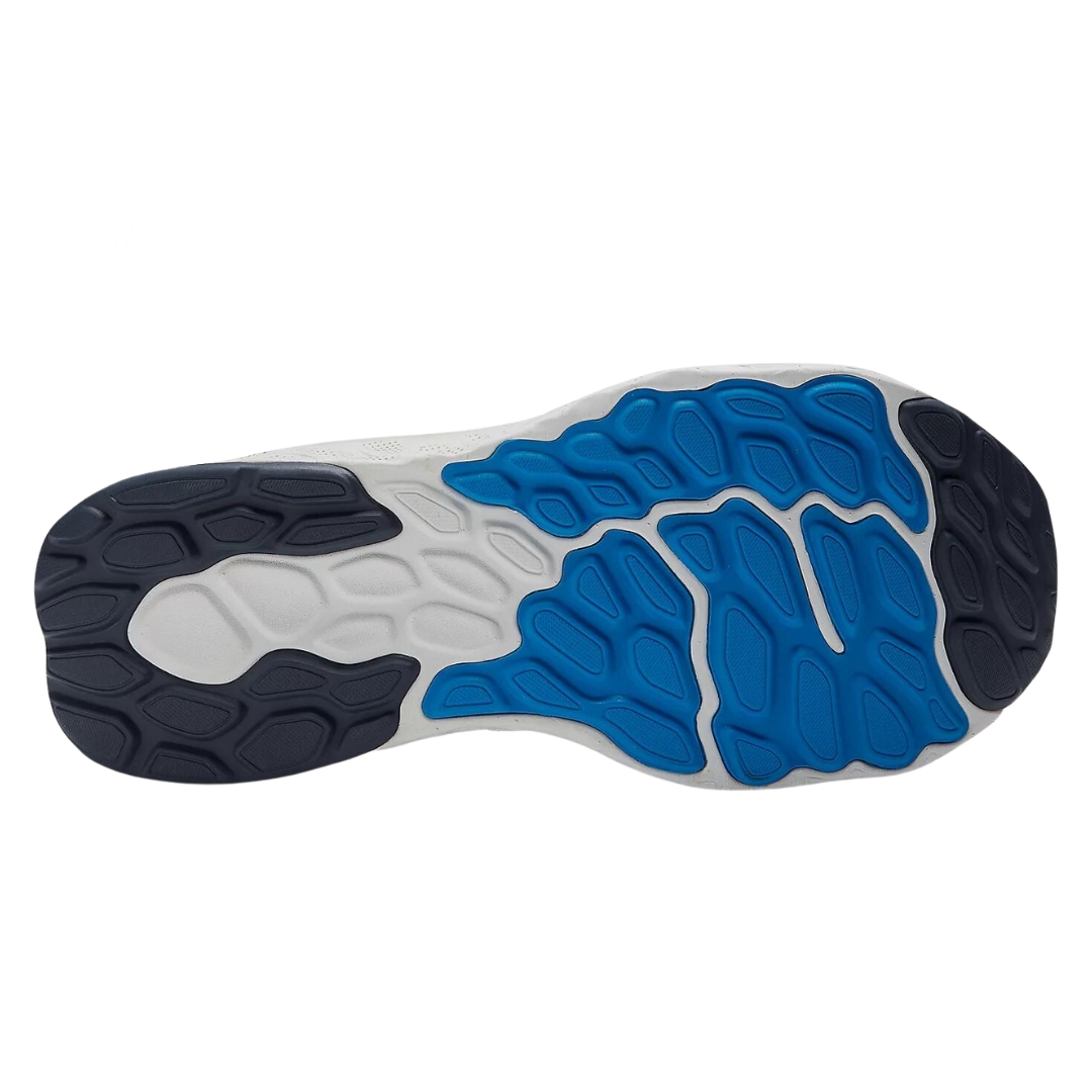 CHAUSSURE DE COURSE NEW BALANCE FRESH FOAM X 1080V12 POUR HOMME couleur ocean grey vu de la semelle d'usure de la chaussure droite de couleur noire blanche et détails bleus