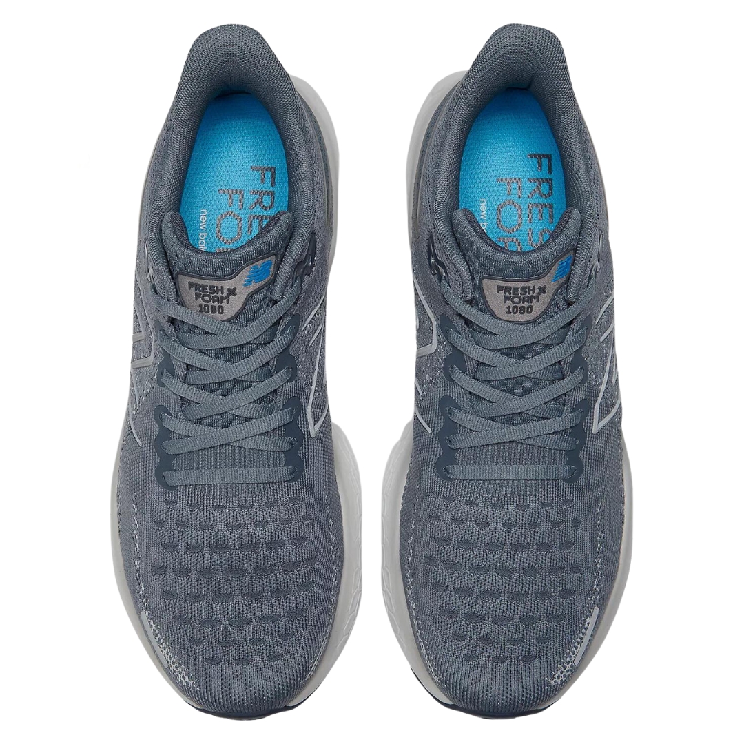 CHAUSSURE DE COURSE NEW BALANCE FRESH FOAM X 1080V12 POUR HOMME couleur ocean grey vu des 2 chaussures de couleur grise acier, blanche et détails bleus du dessus