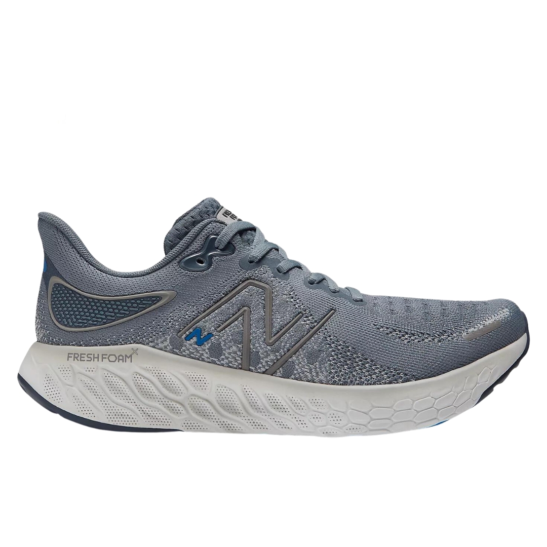 CHAUSSURE DE COURSE NEW BALANCE FRESH FOAM X 1080V12 POUR HOMME couleur ocean grey vu de la chaussure droite de couleur grise acier, blanche et détails bleus de profil droit