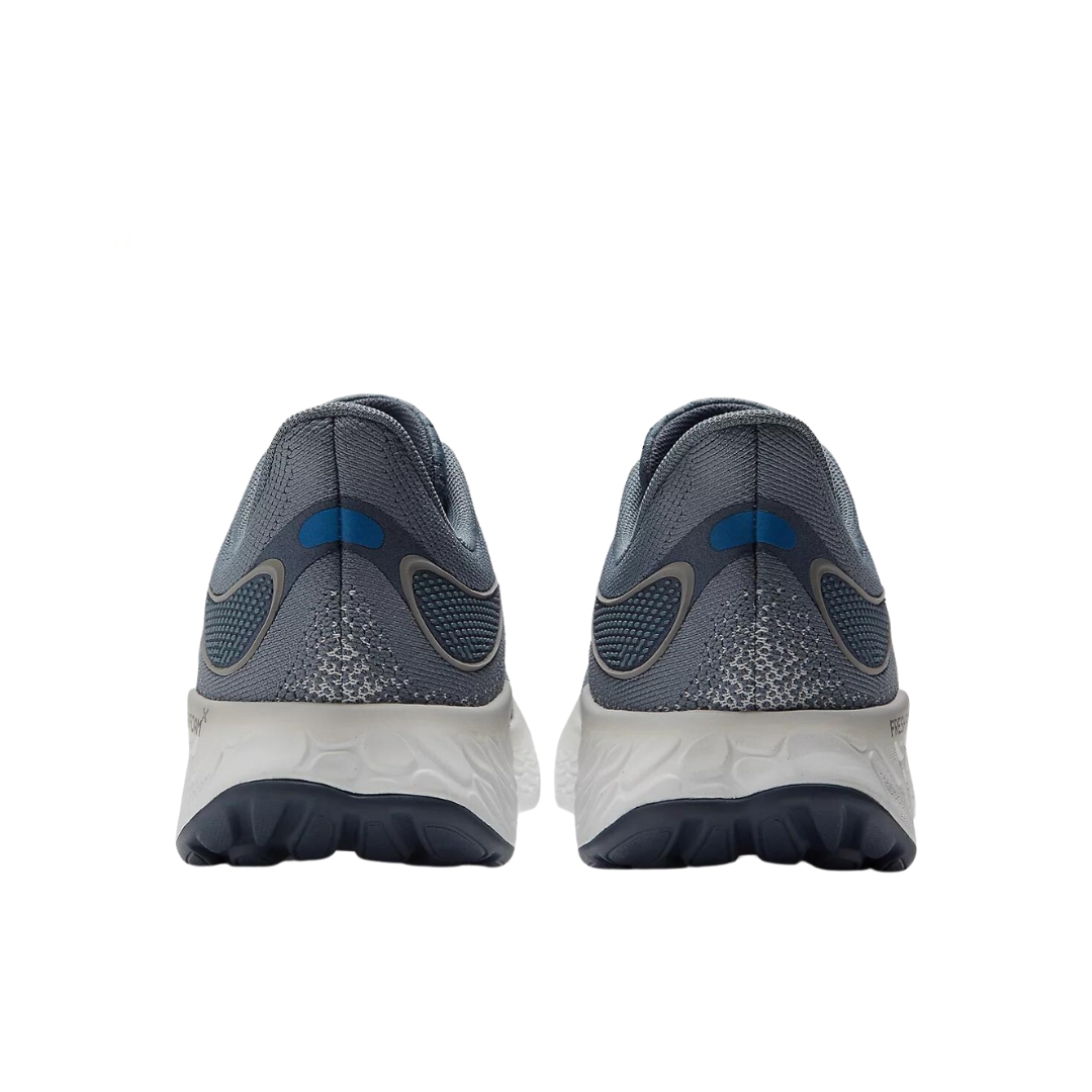 CHAUSSURE DE COURSE NEW BALANCE FRESH FOAM X 1080V12 POUR HOMME couleur ocean grey vu des 2 chaussures de couleur grise acier, blanche et détails bleus de dos