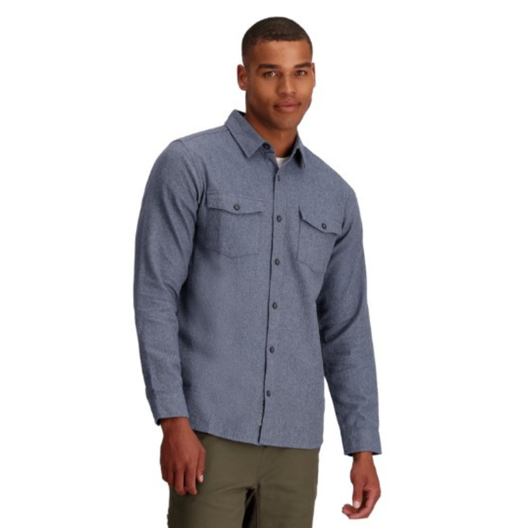 CHEMISE À MANCHES LONGUES ROYAL ROBBINS BRISTOL EN COTON ORGANIQUE SERGÉ POUR HOMME couleur 762-sea vu de la chemise bleu acier portée par un homme vu de la tête aux cuisses de face