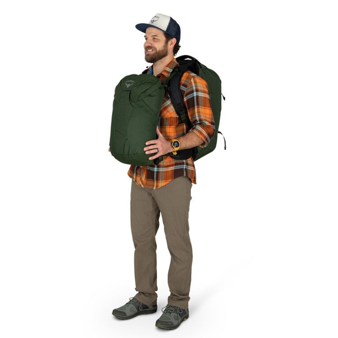 SAC DE VOYAGE OSPREY FARPOINT 55 POUR HOMME PORTÉ PAR UN HOMME VU AVEC LES DEUX SACS UN AU DEVANT ET L,AUTRE A L'ARRIÈRE